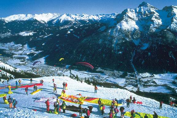 Gleitschirmfliegen Winter, Omesberger Hof in Neustift - Urlaub im Stubaital in Tirol