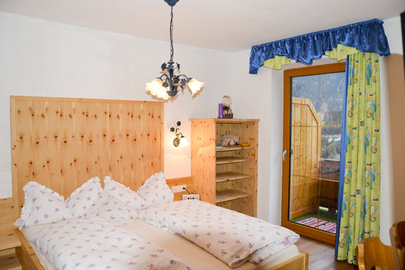 Appartement Serles, Schlafzimmer mit Balkon, Omesberger Hof in Neustift - Urlaub im Stubaital in Tirol