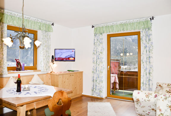 Appartement Serles, Wohnzimmer, Omesberger Hof in Neustift - Urlaub im Stubaital in Tirol